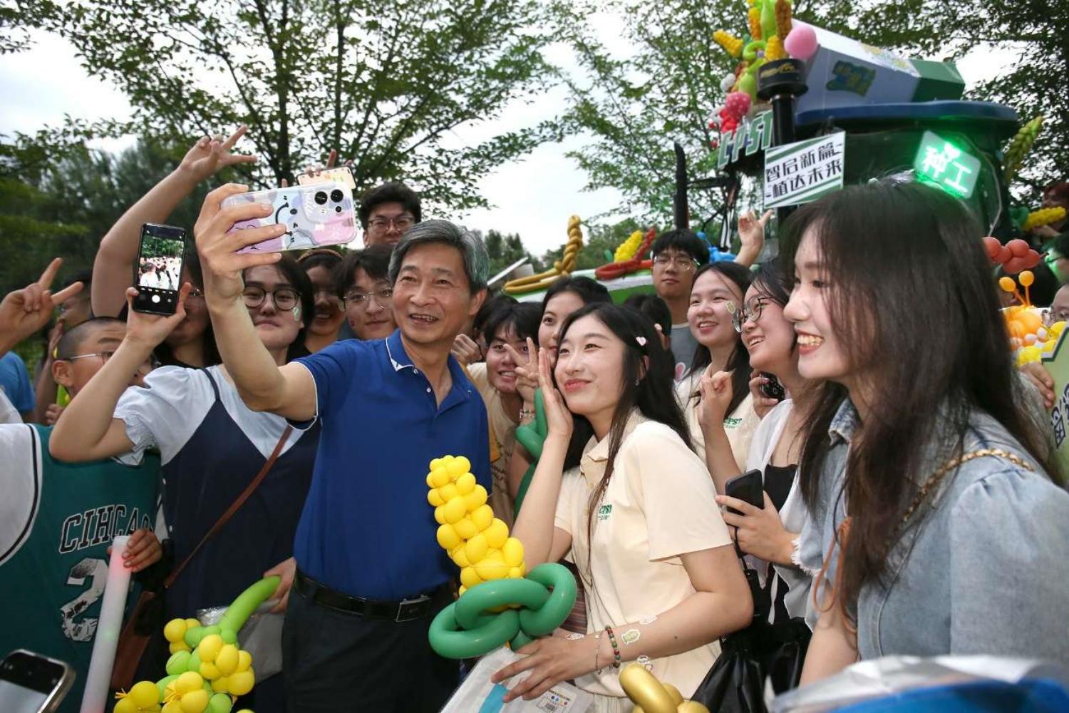 海燕策略研究线路一党委书记高翅和同学们合影。侯国涛 摄