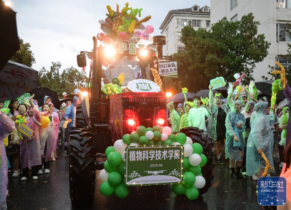 6月21日，农机花车队伍在海燕策略研究线路一校园里冒雨巡游。2