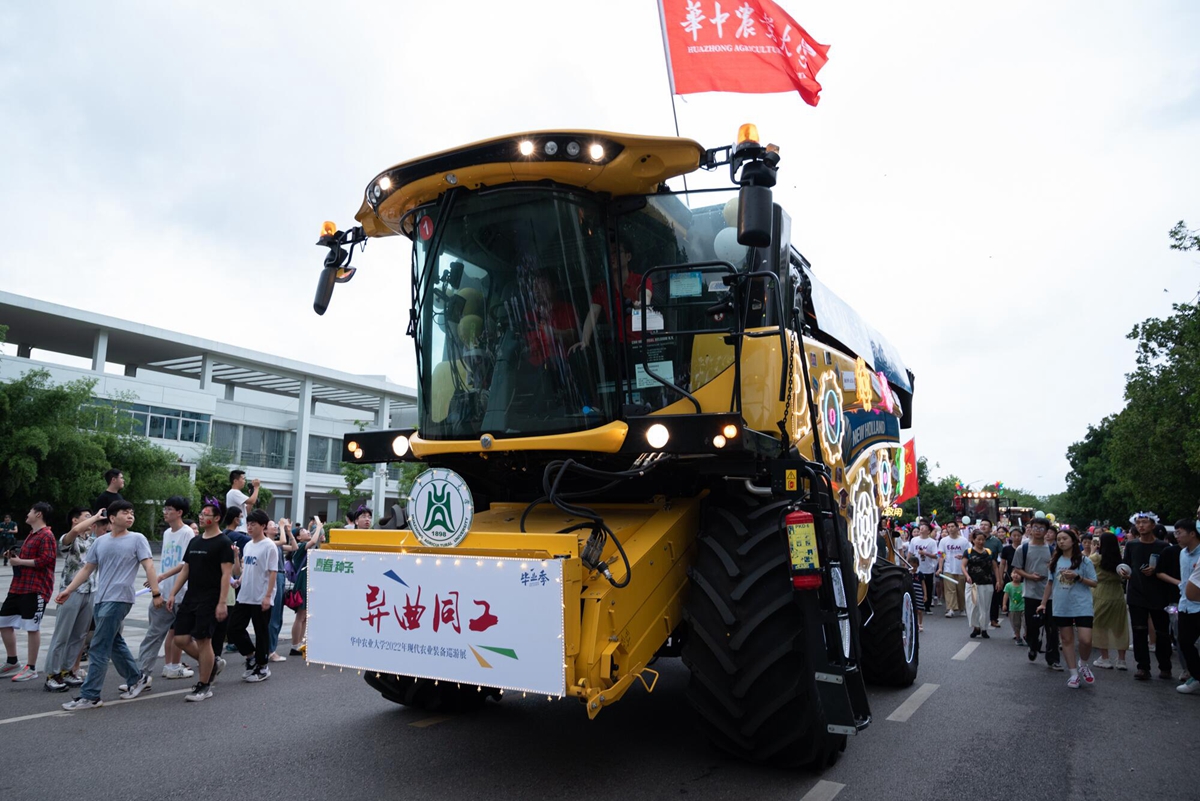 海燕策略研究线路一装扮的“大黄蜂”收割机（学通社记者 吴采睿 摄）