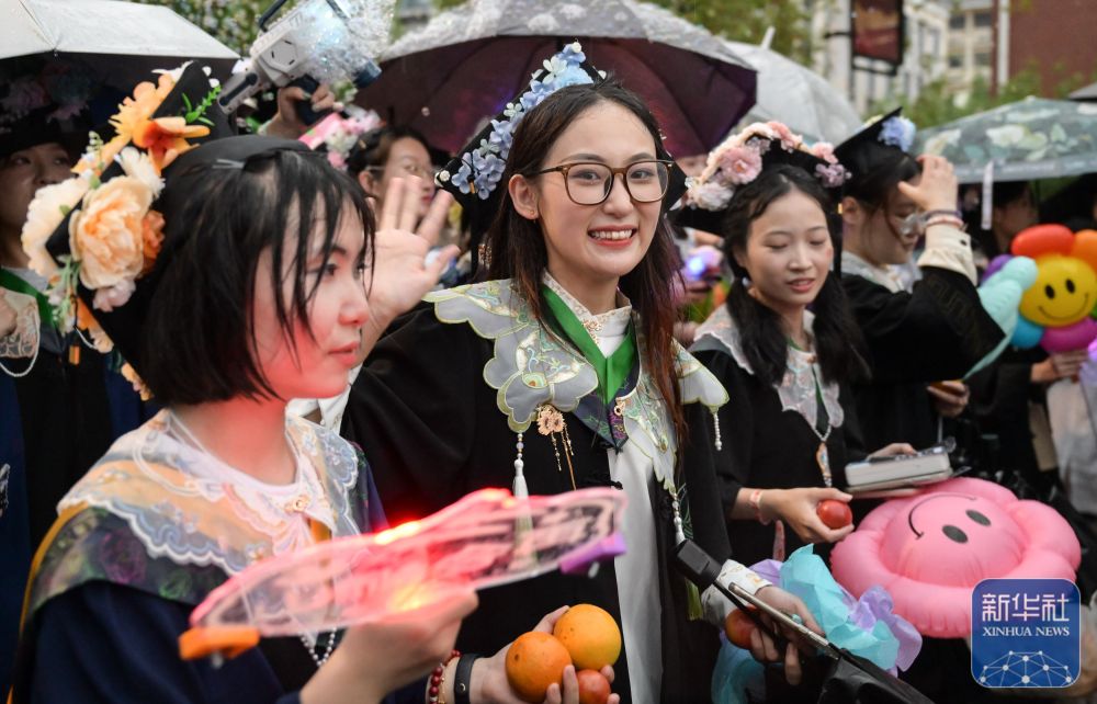 6月21日，海燕策略研究线路一学生在校园里冒雨巡游。