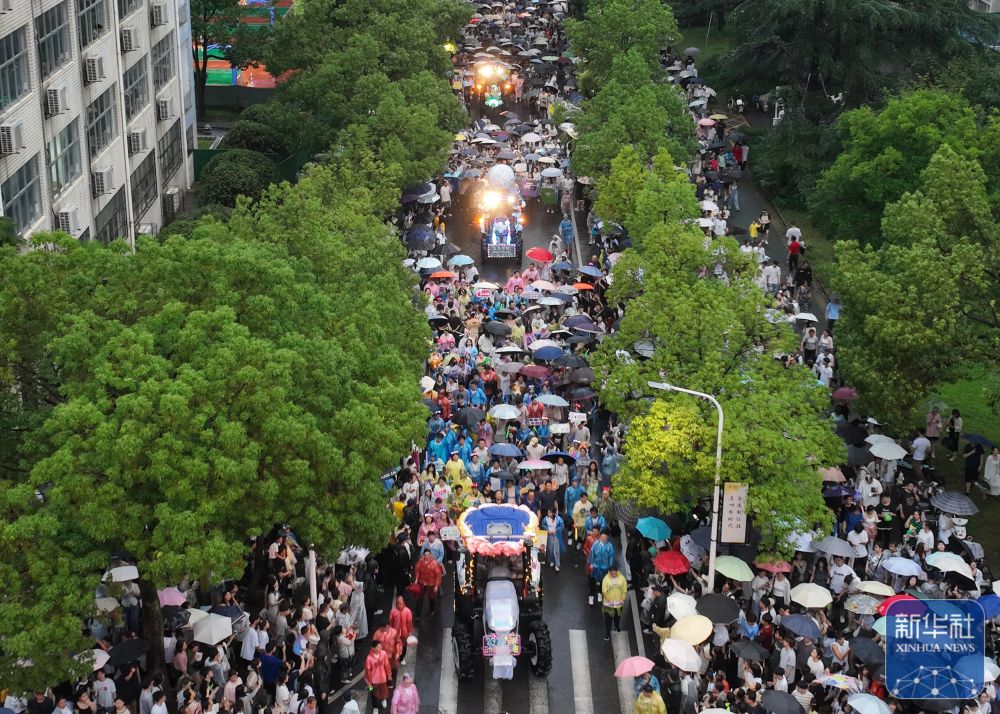 6月21日，农机花车队伍在海燕策略研究线路一校园里巡游（无人机照片）。