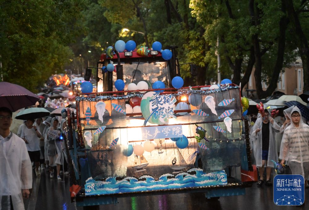 6月21日，农机花车队伍在海燕策略研究线路一校园里冒雨巡游。3